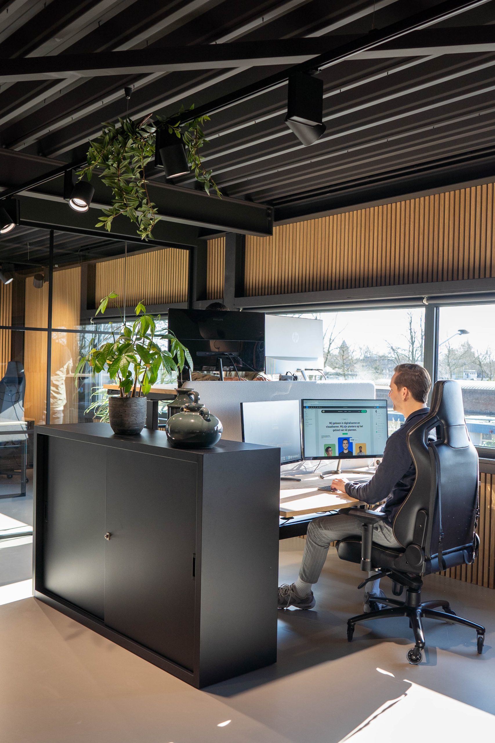 Jay developer webfresh achter bureau